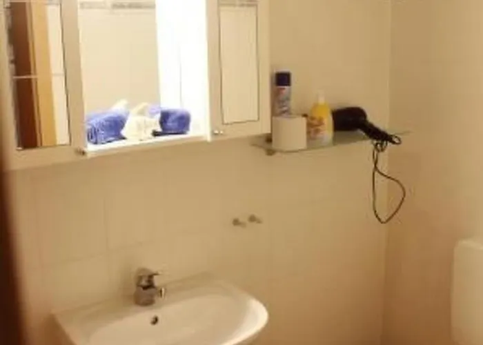 Geraeumige In Mit Grill- Garten Und Pool By Interhome Apartman *
